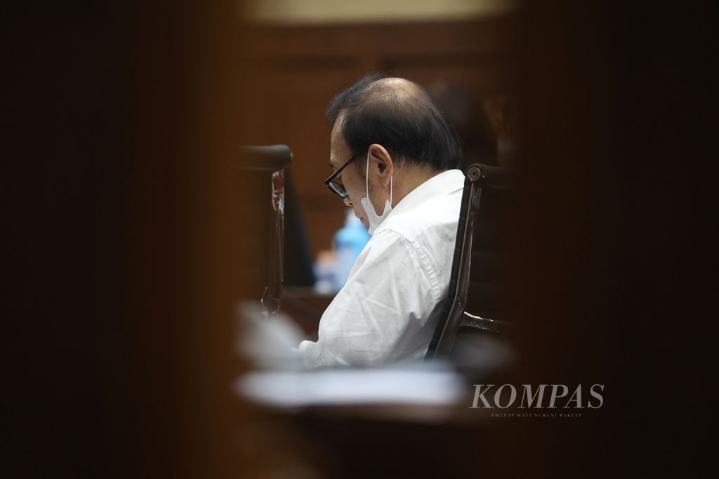 Terdakwa Surya Darmadi menjalani sidang perdana kasus dugaan korupsi perizinan lahan kelapa sawit PT Duta Palma Group di Pengadilan Tindak Pidana Korupsi Jakarta, Kamis (8/9/2022). 
