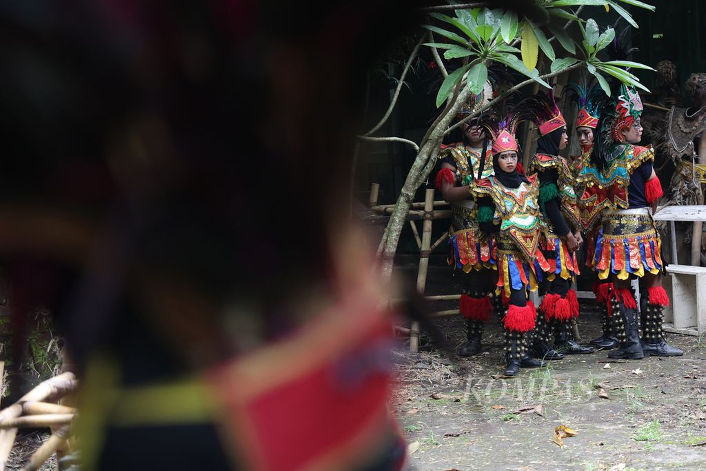 Kelompok New Asmoro bersiap menampilkan tari Topeng Ireng di Studio Mendut.