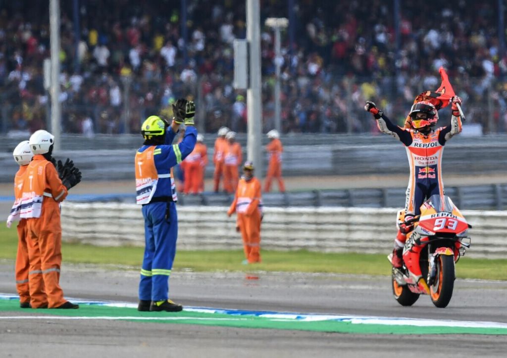 Arsip foto 6 Oktober 2019 memperlihatkan pebalap Repsol Honda, Marc Marquez (kanan), merayakan kesuksesannya menjadi pebalap tercepat pada Grand Prix MotoGP Thailand di Sirkuit Internasional Chang, Buriram, Thailand. Marquez bertekad mengulangi kesuksesannya setelah finis nomor empat di Grand Prix Jepang, pekan lalu.