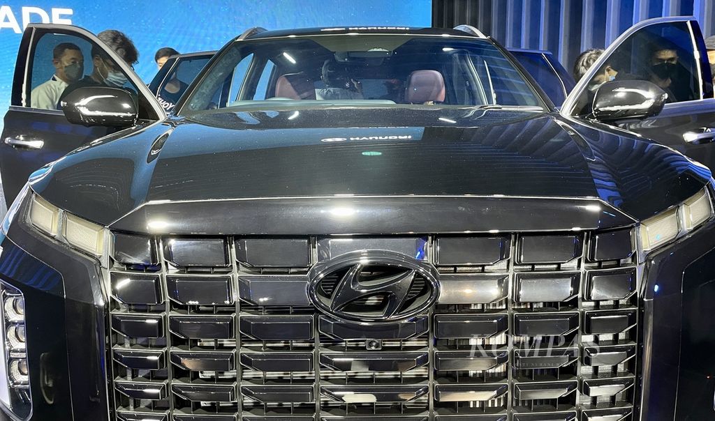 Desain gril Hyundai Palisade terbaru berbeda dengan versi sebelumnya. Bagian depan ini berkesan lebih garang dengan balutan warna hitam.