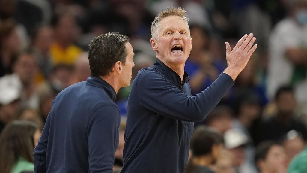 Pelatih Golden State Warriors, Steve Kerr, memberi instruksi kepada para pemainnya dari tepi lapangan saat menghadapi Boston Celtics. Sebagai pelatih, Keer telah mengantar Warriors menjuarai NBA sebanyak empat kali, yaitu tahun 2015, 2017, 2018, dan 2022.