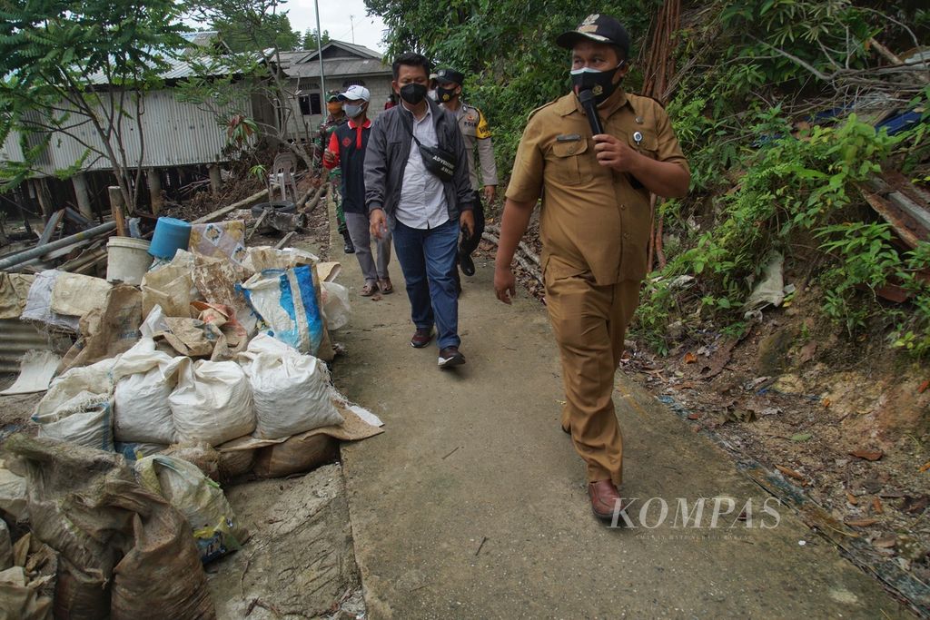 Petugas kelurahan berkeliling kampung untuk mengajak warga ikut vaksinasi di Pulau Pemping, Kecamatan Belakang Padang, Kota Batam, Kepulauan Riau, Selasa (29/6/2021). 