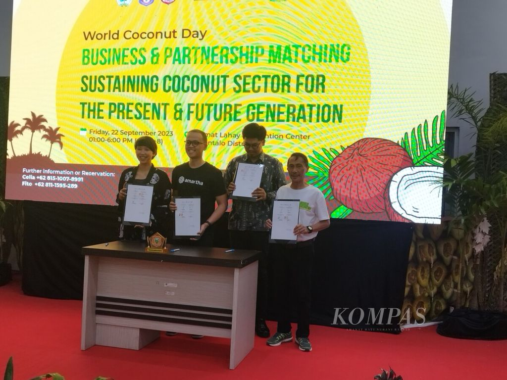 Urut dari kiri: Dewan Pengurus Koalisi Ekonomi Membumi Gita Syahrani, Director and CRSO Aria Widianto, dan Bupati Gorontalo Nelson Pomalingo (kanan) menandatangani kontrak kerja sama pengembangan komoditas kelapa, dalam Business and Partnership Matching World Coconut Day sebagai rangkaian dari World Coconut Day 2023, di Gorontalo, Jumat (22/9/2023).