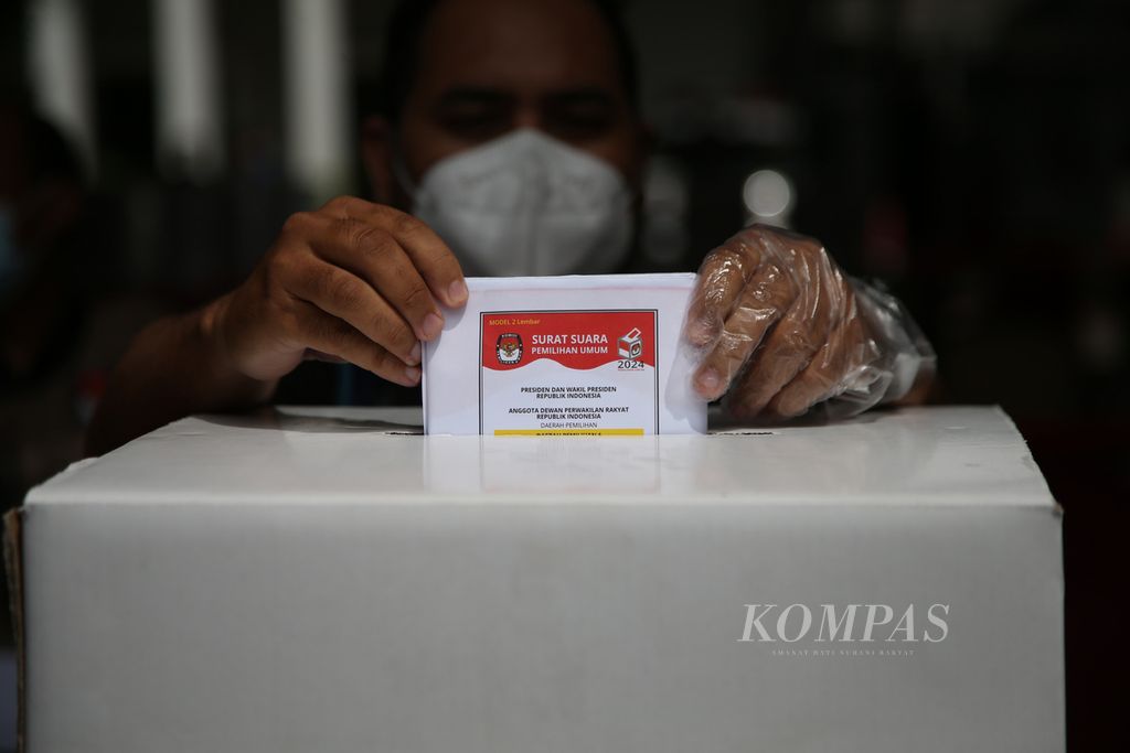 Suasana simulasi pemungutan dan penghitungan suara Pemilu 2024 di kantor Komisi Pemilihan Umum, Jakarta, Selasa (22/3/2022). 
