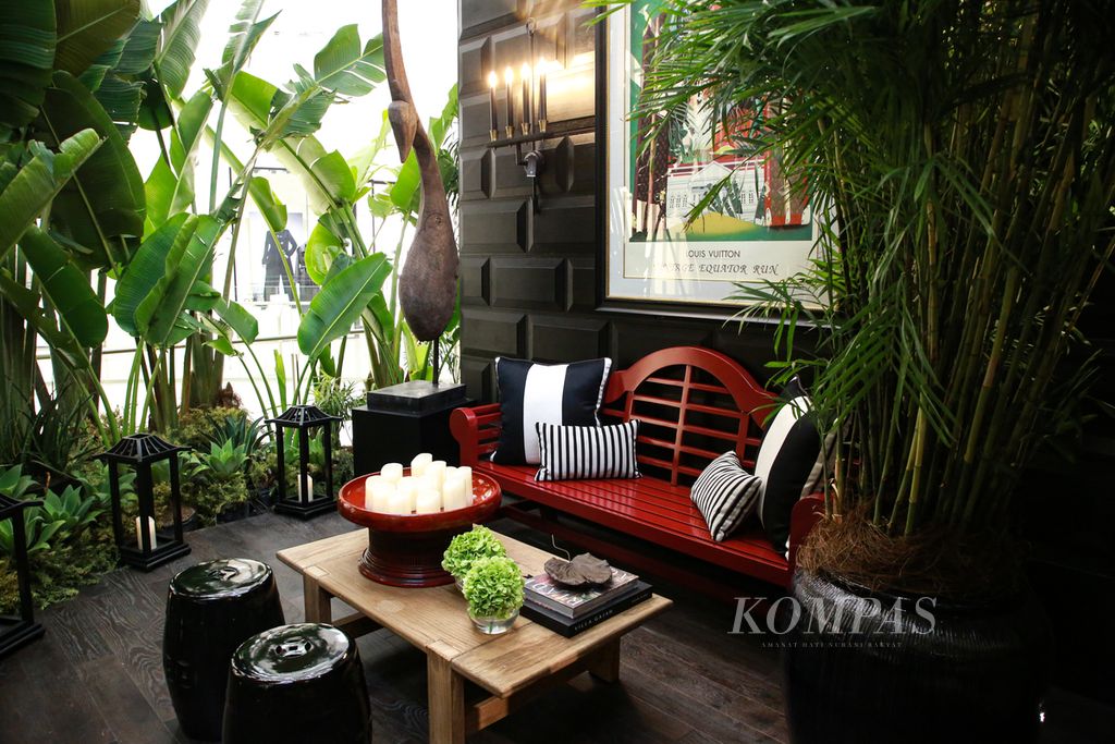 Set teras dengan nuansa Indocine oleh Agam Riadi dalam pameran desain interior TCOI Chapter V yang berlangsung di Senayan City, Jakarta Pusat, Selasa (20/9/2022). 