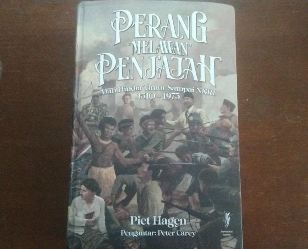 Sampul buku<i> Perang Melawan Penjajah: Dari Hindia Timur sampai NKRI 1500-1975</i> (Komunitas Bambu, 2022).