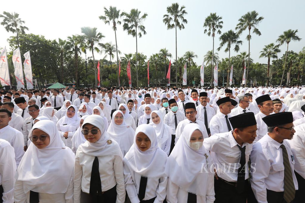 Sejumlah guru honorer dilantik dalam upacara di halaman Balai Kota DKI Jakarta, Gambir, Jakarta Pusat, Jumat (28/7/2023). Sebanyak 5.846 guru dilantik sebagai pegawai pemerintah dengan perjanjian kerja (PPPK) di lingkungan kerja DKI Jakarta. Pelantikan dan pengambilan sumpah/janji dipimpin langsung Sekretaris Daerah Provinsi DKI Jakarta Joko Agus Setyono.