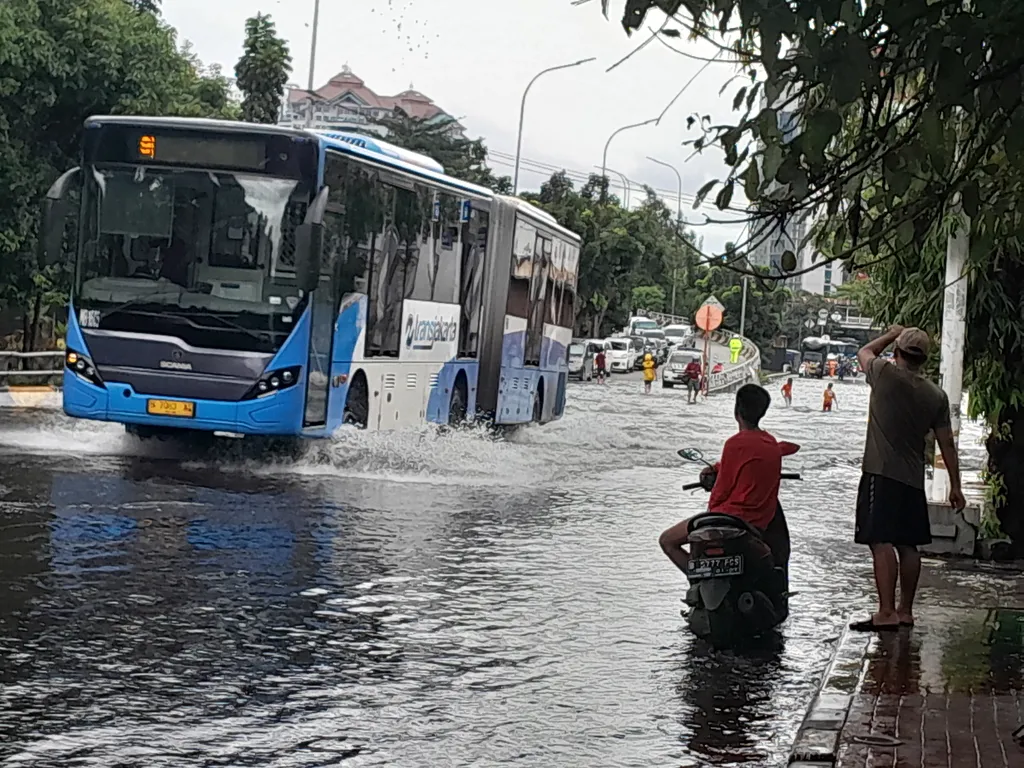 Banjir di Sejumlah Lokasi di Jakarta, Warga Mengungsi di beberapa titik yang tidak terkena banjir 