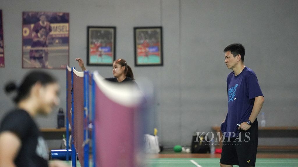 Pelatih tunggal putri yang baru, Indra Widjaja, mengamati pebulu tangkis yang dipersiapkan untuk turnamen All England 2023 di pelatnas Cipayung, Jakarta Timur, Rabu (1/3/2023). 