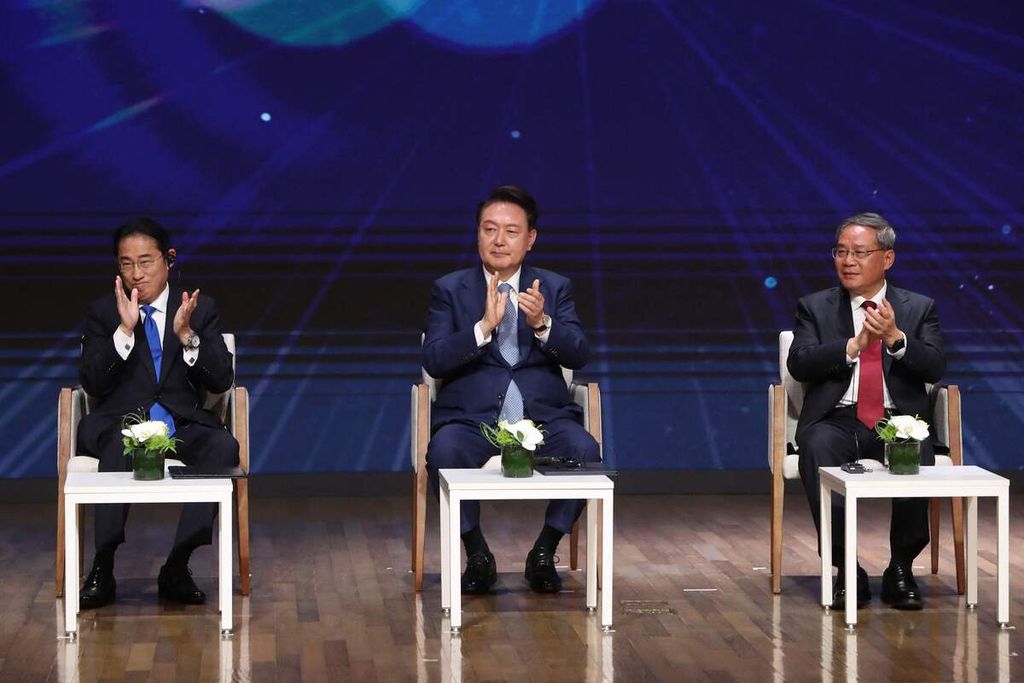 (Dari kiri ke kanan) Perdana Menteri Jepang Fumio Kishida, Presiden Korea Selatan Yoon Suk Yeol, dan Perdana Menteri China Li Qiang menghadiri pertemuan puncak bisnis dalam rangkaian pertemuan puncak trilateral di gedung Kamar Dagang dan Industri Korsel di Seoul, Korsel, Senin (27/5/2024).