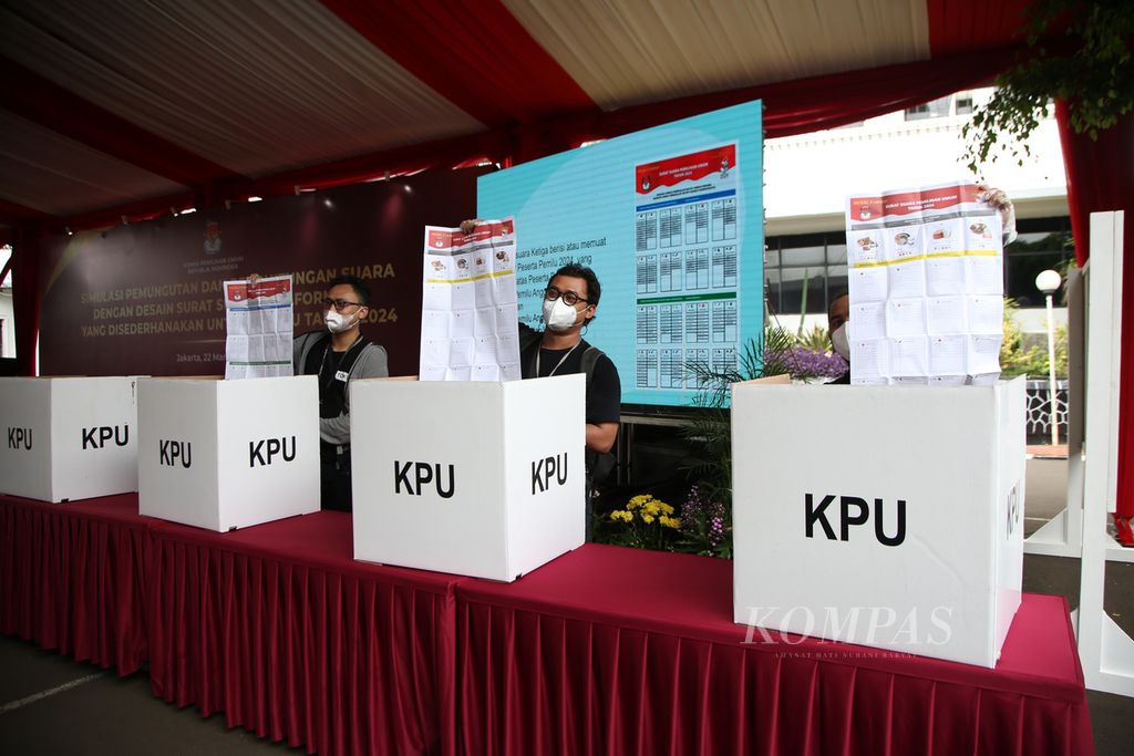Suasana simulasi pemungutan dan penghitungan suara Pemilu 2024 di kantor Komisi Pemilihan Umum, Jakarta, Selasa (22/3/2022).