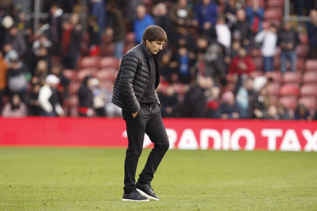 Manajer Tottenham Hotspur Antonio Conte meninggalkan lapangan setelah Spurs ditahan imbang Southampton pada laga Liga Inggris di St Mary’s Stadium, Southampton, Inggris, 18 Maret 2023. Posisi Conte berada di ujung tanduk seusai meluapkan emosinya setelah laga itu.