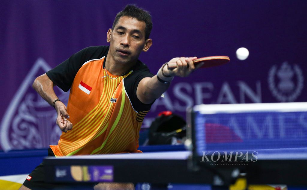 Penampilan atlet tenis meja Indonesia Dian David Mickael Jacobs pada final tunggal putra TT10 ASEAN Para Games 2022 di Solo Techno Park, Surakarta, Jumat (5/8/2022).