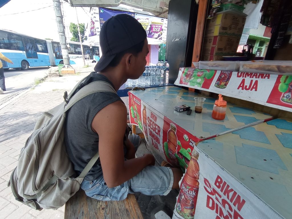 Khairul Anwar (32), perantau asal Lampung Timur, yang tiba di Terminal Kalideres, Jakarta Barat, Selasa (10/5/2022).