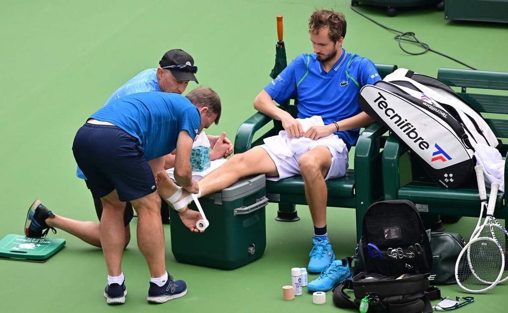 Petenis Rusia Daniil Medvedev dibebat kakinya setelah pergelangan kaki kanannya terkilir dalam pertandingan babak keempat turnamen ATP Masters 1000 Indian Wells melawan petenis Jerman Alexander Zverev, di Indian Wells, California, Selasa (14/3/2023) waktu setempat atau Rabu siang WIB. Meskipun kakinya dibebat, Medvedev menang 6-7 (5), 7-6 (5), 7-5.