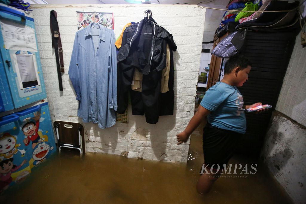Seorang anak bertahan di dalam rumahnya yang terendam banjir di Kelurahan Bintaro, Kecamatan Pesanggrahan, Jakarta Selatan, Sabtu (6/7/2024). 