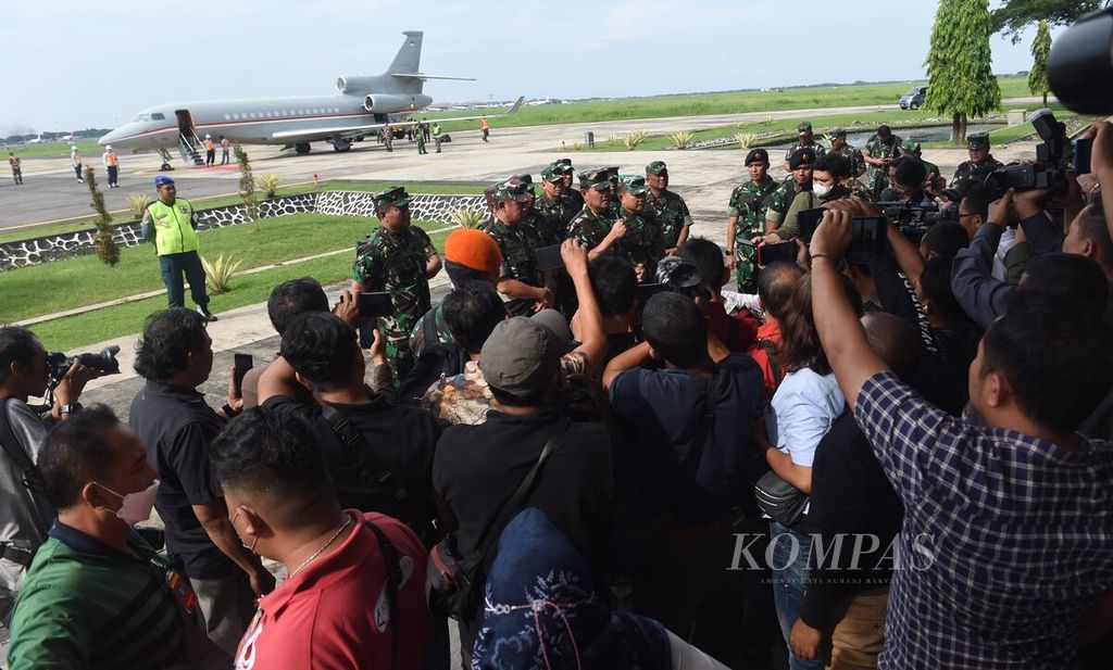 TNI Commander Admiral Yudo Margono gives a press statement at the Juanda Air Force Base Ops, Sidoarjo, East Java, Tuesday (18/4/2023).