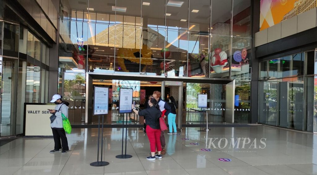 https://assetd.kompas.id/PttU0ptnhufLiCX4EGnq8kD-_Ek=/1024x567/filters:watermark(https://cdn-content.kompas.id/umum/kompas_main_logo.png,-16p,-13p,0)/https%3A%2F%2Fkompas.id%2Fwp-content%2Fuploads%2F2021%2F09%2F20210909cokc-mal-dibuka-dengan-prokes-ketat_1631188124.jpg