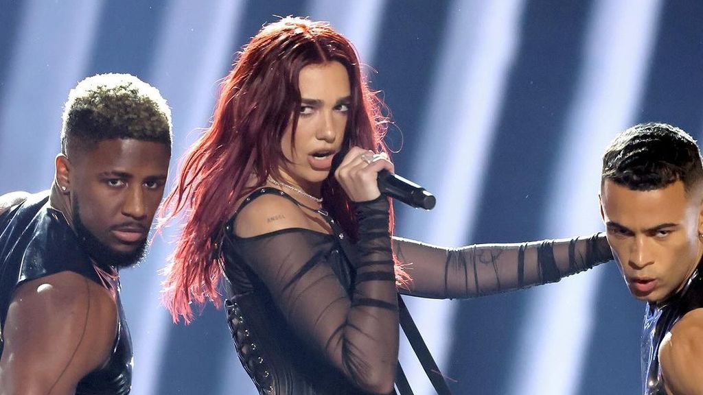 Dua Lipa saat tampil di malam penghargaan Grammy Awards 2024 di Los Angeles, California, Amerika Serikat, Minggu (4/2/2024) waktu setempat.