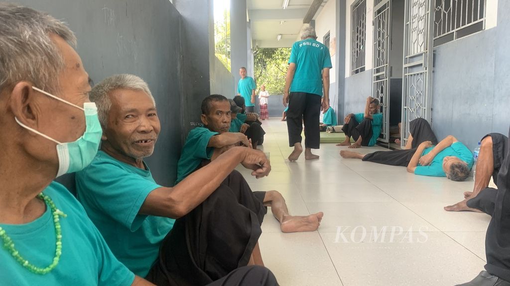 Sejumlah lansia warga binaan di Panti Sosial Bina Insan Bangun Daya, Kedoya, Jakarta Barat, Kamis (6/4/2023). Pria pada usia lebih dari 50 tahun yang mengalami gangguan berkemih perlu mewaspadai adanya kanker prostat. 