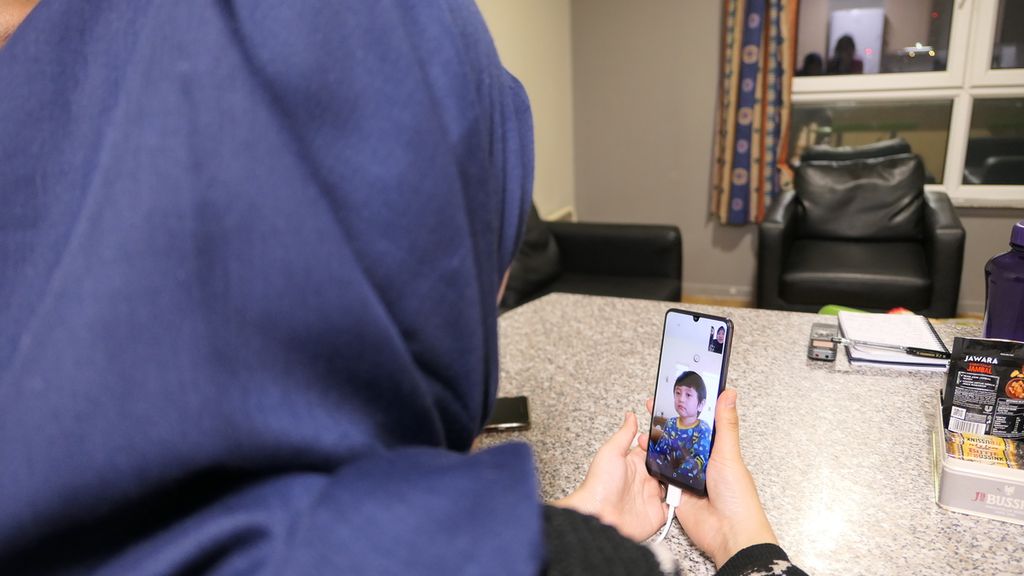 Dewi Norytyas Prihatiningrum, mahasiswa yang tengah menempuh studi Strata-II (S2) di University of Glasgow, Glasgow, Skotlandia, sedang melakukan panggilan video dengan putranya yang berada di Indonesia, Senin (20/12/2021).