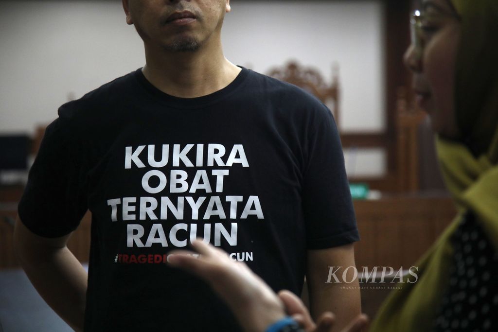Orangtua korban dan aktivis dalam kasus gagal ginjal akut pada anak hadir berbincang seusai mengikuti sidang gugatan <i>class action </i>di Pengadilan Negeri Jakarta Pusat, Jakarta, pada 18 Juli 2023. 