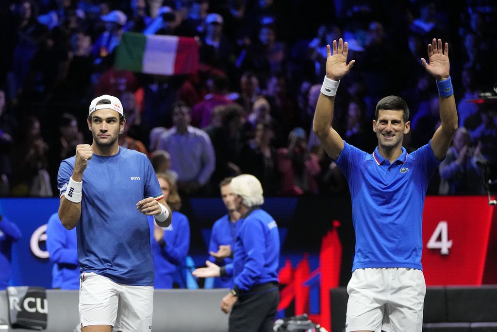 Pasangan ganda Tim Eropa, Novak Djokovic (kanan) dan Matteo Berrettini, merayakan sukses mereka setelah mengalahkan pasangan Tim Dunia, Jack Sock/Alex de Minaur, pada hari kedua turnamen tenis Piala Laver di O2 Arena, London, Minggu (25/9/2022) dini hari WIB. Kemenangan ini membuat Tim Eropa memimpin 8-4 atas Tim Dunia.