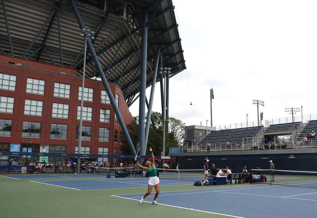 Emma Raducanu berlatih servis menjelang Amerika Serikat Terbuka di pusat Tenis Nasional USTA Billie Jean King, Flushing Meadows, Minggu (28/8/2022).