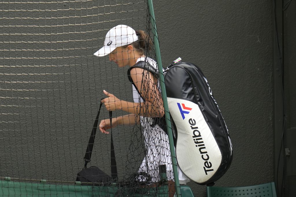 Iga Swiatek meninggalkan lapangan setelah dikalahkan petenis Perancis Alize Cornet pada laga babak ketiga Grand Slam Wimbledon di London, 2 Juli 2022. Kekalahan ini mengakhiri rangkaian 37 kemenangan beruntun Swiatek pada sejumlah turnamen di lapangan keras dan lapangan tanah liat.