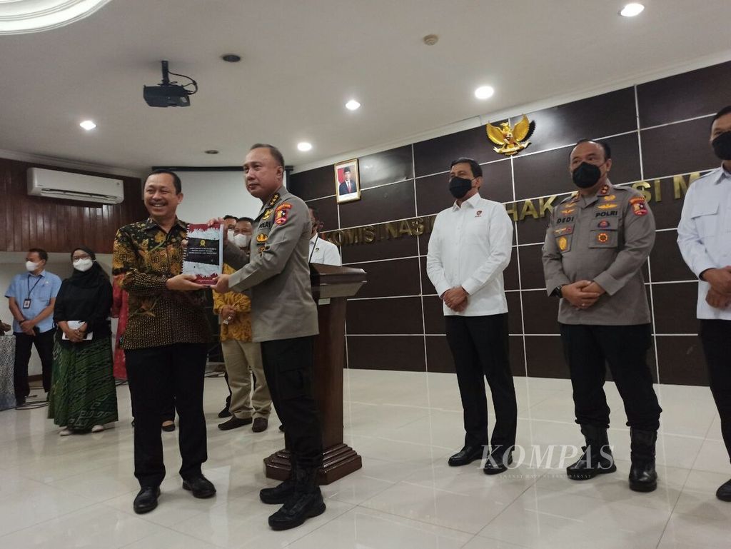 Ketua Komisi Nasional Hak Asasi Manusia (Komnas HAM) Ahmad Taufan Damanik menyerahkan laporan akhir hasil penyelidikan independen dan rekomendasi terkait kematian Brigadir J kepada Ketua Tim Khusus Polri sekaligus Inspektur Pengawasan Umum Polri Komisaris Jenderal Agung Budi Maryoto, di kantor Komnas HAM, Kamis (1/9/2022).