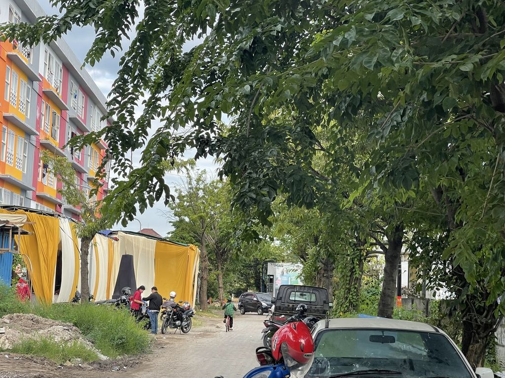 Suasana di depan rusunawa yang dikelola Pemkot Surabaya di Kecamatan Gunung Anyar, Selasa (8/2/2022).