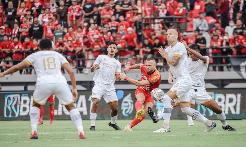 Dokumentasi Bali United menampilkan pemain Bali United, Ilija Spasojevic, menendang bola dalam kawalan pemain Dewa United saat Bali United menjamu Dewa United dalam laga lanjutan BRI Liga 1 2022/2023 di Stadion Kapten I Wayan Dipta, Gianyar, Sabtu (10/9/2022). 