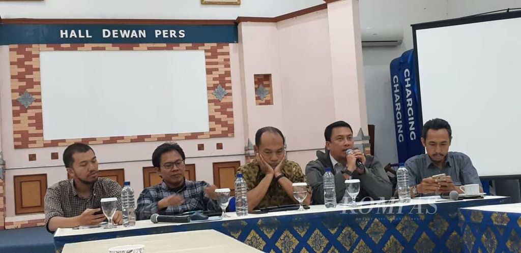 M Agung Dharmajaya (anggota Dewan Pers, Ketua Komisi Hukum dan Perundang-undangan Dewan Pers) bersama Ketua Umum AJI Abdul Manan, Imam Wahyudi (Ketua Dewan Pertimbangan IJTI), dan  Gading Yonggar Ditya (Kepala Bidang Advokasi LBH Pers). M Agung Dharmajaya menyampaikan pernyataan terkait RUU Cipta Kerja yang memasukan revisi UU Pers, di Jakarta, Selasa (18/2/2020).