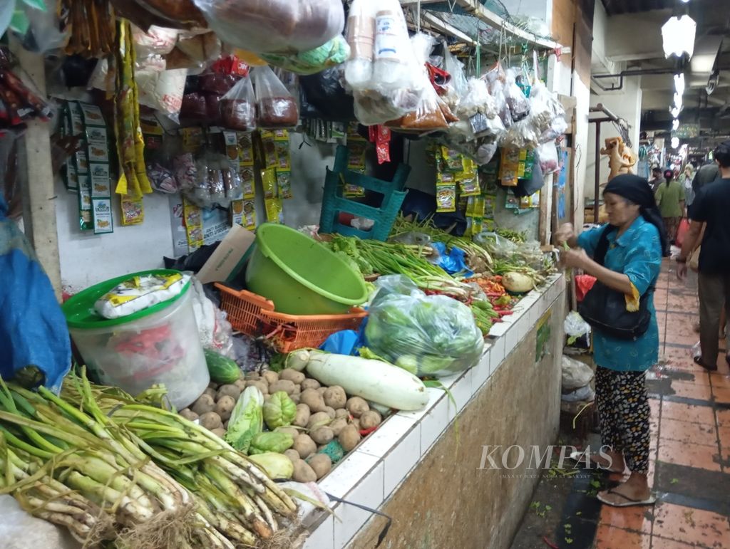 Suasana di Pasar Wonokromo, Surabaya, Jawa Timur, yang mulai bergeliat sehari setelah Lebaran hari kedua atau Jumat (12/4/2024). Namun, belum semua lapak dan kios memulai usaha karena pemilik atau pengelola masih mudik merayakan Idul Fitri 1445 Hijriah.