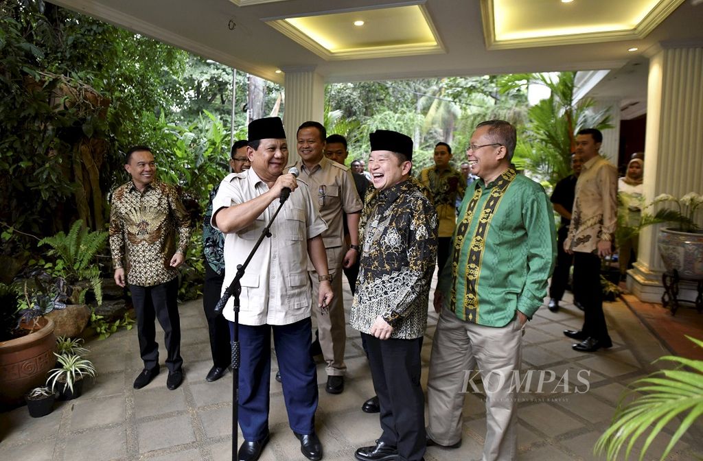 Ketua Umum Partai Gerindra Prabowo Subianto (kiri) dan plt Ketua Umum Partai Persatuan Pembangunan (PPP) Suharso Monoarfa bersiap memberikan keterangan setelah keduanya mengadakan pertemuan di kediaman Prabowo di Jakarta, Kamis (15/8/2019). Selain untuk bersilaturahmi, dalam pertemuan yang berlangsung lebih dari satu jam tersebut juga membahas dinamika sosial politik dan kebangsaan.
