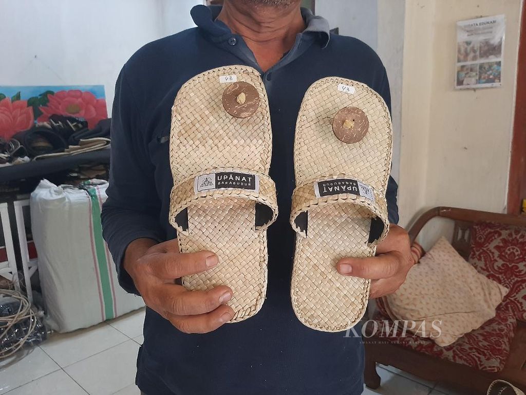 Sandal Upanat produksi Basiyo, perajin asal Desa Borobudur, Kecamatan Borobudur.