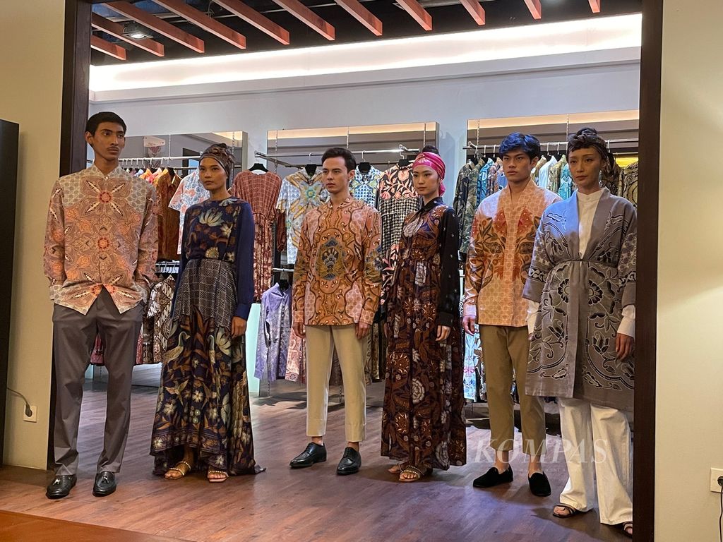 Koleksi Iwan Tirta Private Collection bertajuk Pranargya khusus untuk menyambut Lebaran 2023.