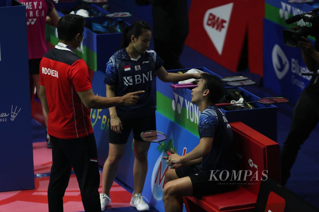 Pelatih ganda campuran Indonesia, Nova Widianto (kiri), memberi arahan kepada pasangan Rinov Rivaldi/Pitha Haningtyas Mentari, saat jeda laga melawan Seo Seung-jae/Chae Yu-jung (Korea Selatan), pada babak pertama Indonesia Terbuka 2022 di Istora Gelora Bung Karno, Jakarta, 14 Juni 2022. 