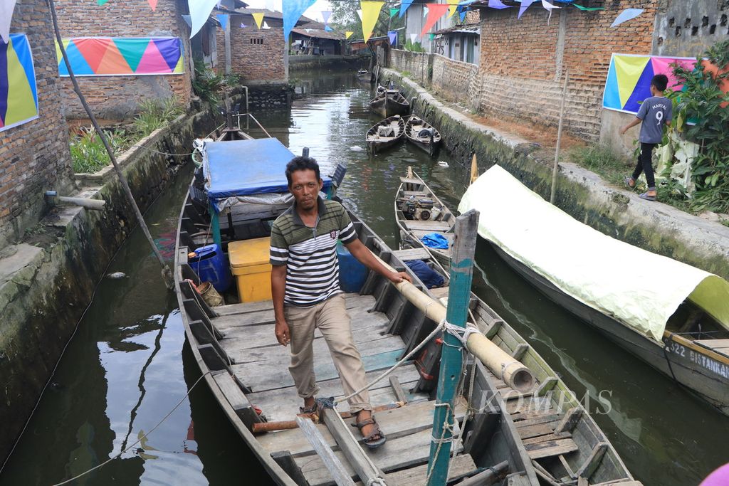 Warga menaiki perahu di sebuah <i>paloh </i>dekat Festival Payau Puan Paloh di Kelurahan Paya Pasir, Medan, Sumatera Utara, Sabtu (11/3/2023). Para perempuan pesisir bermain teater, puisi, dan bernyanyi dalam festival itu. 
