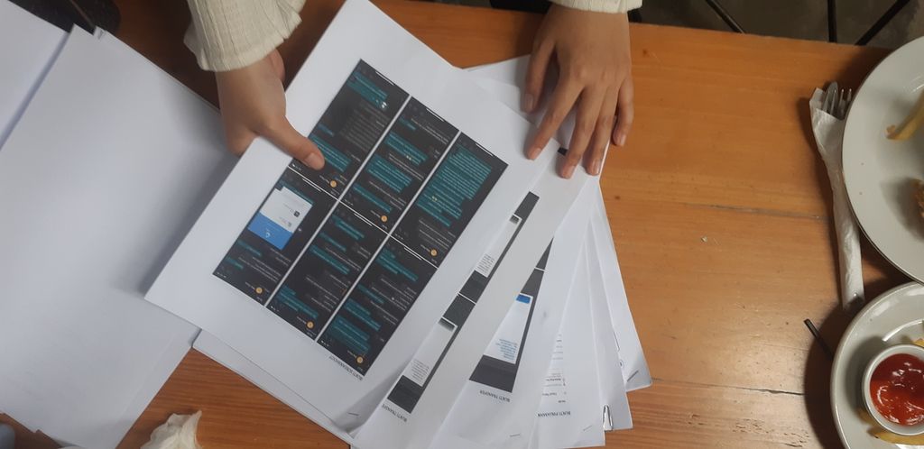 Korban penipu berkedok cinta memeriksa barang dengan pelaku Faris Ahmad Faza (31) di Kota Kediri, Jawa Timur, Sabtu (4/4/2022). Sepanjang 2021 sampai awal 2022, sudah 9 korban Faza ditemukan di Jawa Tengah dan Jawa Timur.