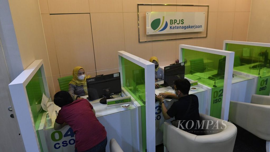 Petugas melayani nasabah yang akan mengurus pencairan Jaminan Hari Tua (JHT) di Kantor BPJS Ketenagakerjaan Kantor Cabang Jakarta Sudirman, Jakarta, Selasa (15/2/2022). Keputusan pemerintah terkait pencairan dana JHT masih menuai polemik. Peraturan Menteri Ketenagakerjaan (Permenaker) RI Nomor 2 Tahun 2022 menetapkan, pekerja peserta program JHT yang mengundurkan diri atau pekerja yang terkena PHK baru akan mendapatkan tabungan JHT saat berusia 56 tahun. 