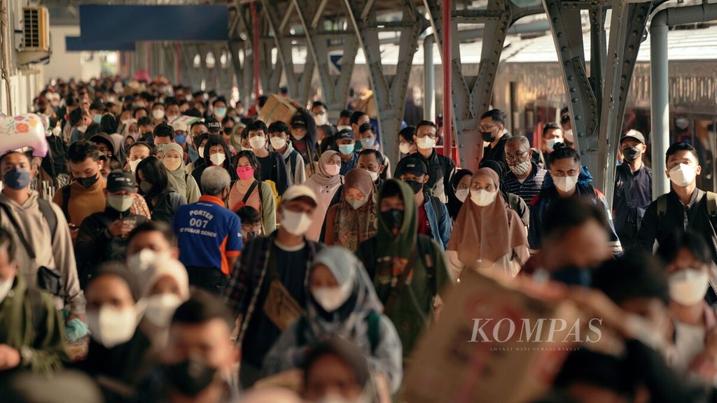 Penumpang KA Kertajaya (Surabaya-Jakarta) tiba di Stasiun Pasar Senen, Jakarta Pusat, Minggu (8/5/2022). Kedatangan penumpang dari daerah lain tujuan Daop 1 Jakarta mulai terdapat peningkatan. Sekitar 40.900 penumpang tiba di sejumlah stasiun Daop 1 Jakarta pada hari Minggu (8/5/2022). Dari jumlah tersebut 14.900 penumpang tiba di Stasiun Gambir, 15.200 penumpang di Stasiun Pasar Senen, 4.200 penumpang di Stasiun Bekasi, 3.800 penumpang di Stasiun Jatinegara dan 2.800 penumpang lainnya di Stasiun Cikampek, dan Jakarta Kota. KOMPAS/AGUS SUSANTO (AGS) 8-5-2022