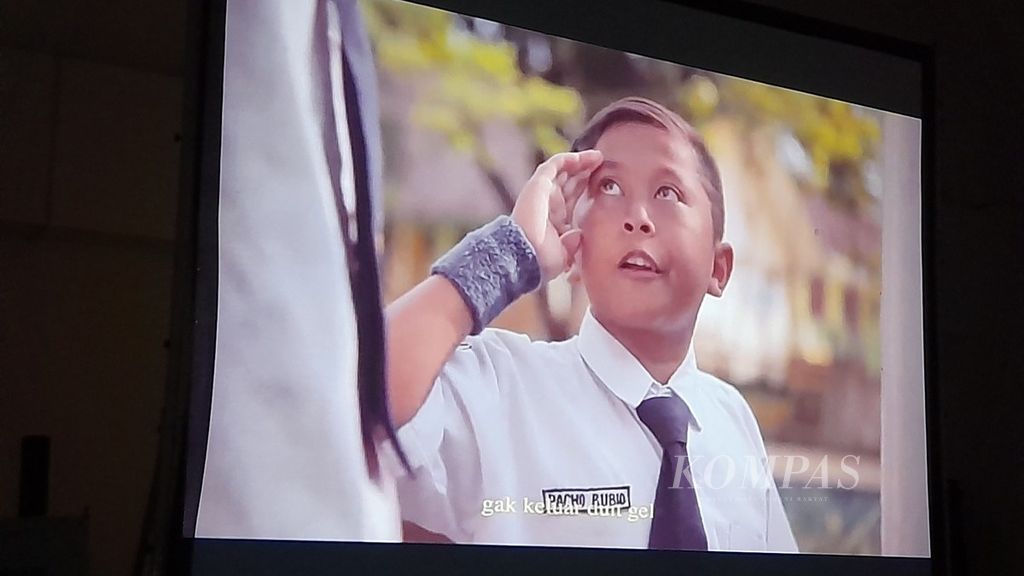 Salah satu adengan dalam film <i>Darah Biru Arema</i>, salah satu film pendek yang diputar pada acara Satu Dekade Film Malang Raya-Bertumbuh dan Berkembang di Malang Creative Center (MCC), Malang, Jawa Timur, Minggu (19/3/2023).