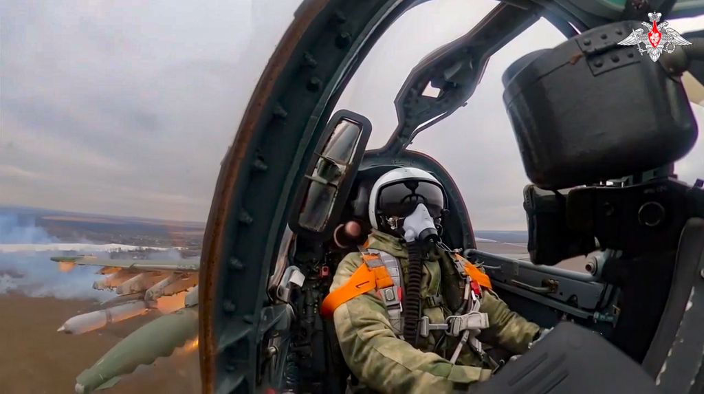 Dalam foto yang dirilis Biro Pers Kementerian Pertahanan Rusia, Rabu (15/3/2023), terlihat jet tempur Su-25 untuk serangan darat melepaskan roket-roketnya dalam serangan ke Ukraina. 