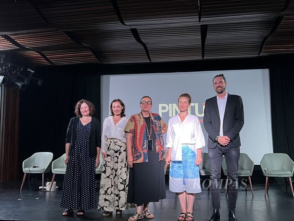 Lokakarya Gambaran Industri Mode Setelah Pandemi dan Potensi Indonesia di Mata Pelaku Internasional di Auditorium IFI, Jakarta, Selasa (25/7/2023). Hadir di acara itu (dari kiri) Consulting Strategy Commercial at Mossi Officiel Christelle Languillat, Founder of Marinho Paris Veronique Marinho, Director of Premiere Classe Paris Trade Show Sylvie Pourrat, Sales Director at Printemps Haussmann Julie Charvy, dan Regional Manager for Western Europe at The Woolmark Company Damien Pommeret.