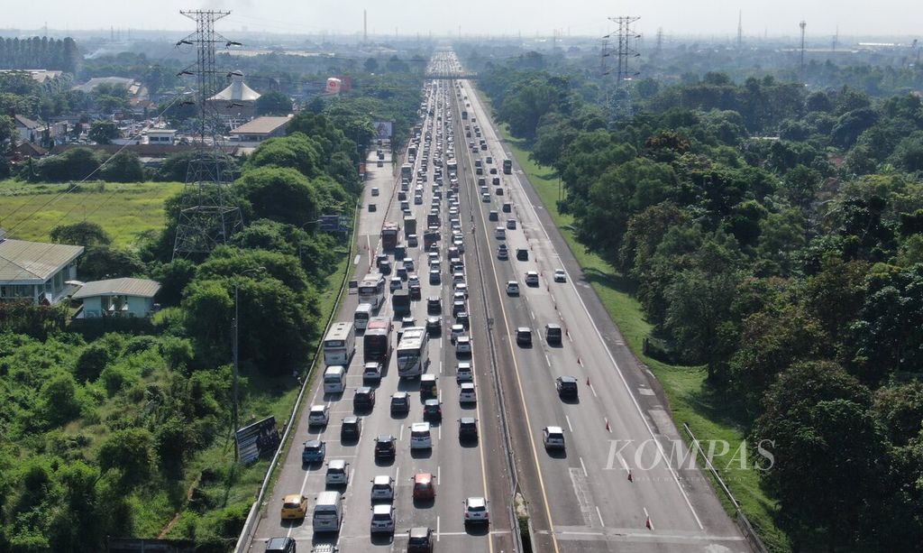 Kepadatan lalu lintas di Tol Jakarta-Cikampek, menjelang area istirahat Km 62, Karawang, Jawa Barat, Minggu (8/5/2022). Arus balik kendaraan dari arah timur menuju Jakarta saat libur Lebaran mencapai puncak kepadatan pada Sabtu dan Minggu. Volume kendaraan dari arah timur yang melalui Tol Jakarta-Cikampek mencapai 170.078 kendaraan. 