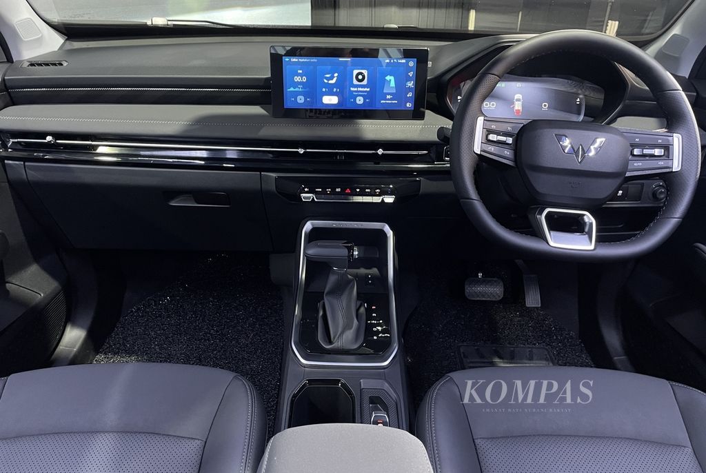 Bagian dasbor Wuling Alvez tipe EX dihiasi aksen garis krom dan layar monitor informasi 10,25 inci. Klaster instrumen di balik setir juga menggunakan layar 7 inci.