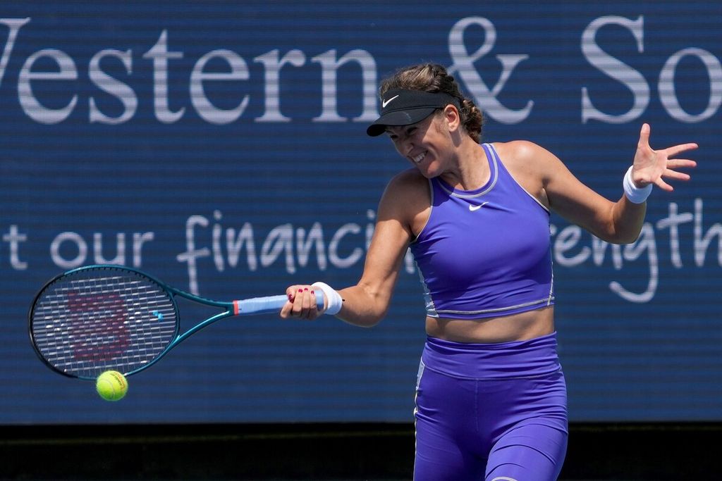 Petenis Belarus, Victoria Azarenka, mengembalikan bola ke petenis Inggris, Emma Raducanu, pada WTA 1000 Cincinnati di Mason, Ohio, AS, Rabu (17/8/2022). Raducanu menang dengan skor dengan skor 6-0 6-2. 