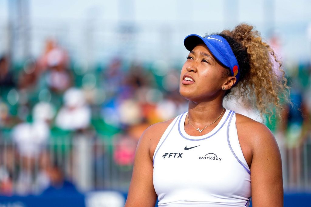 Petenis Jepang Naomi Osaka berbicara dengan wasit pada laga melawan petenis China Qinwen Zheng pada turnamen WTA 500 San Jose, si San Jose, California, AS, Selasa (2/8/2022). Naomi memenangi laga itu dengan skor 6-4, 3-6, 6-1.