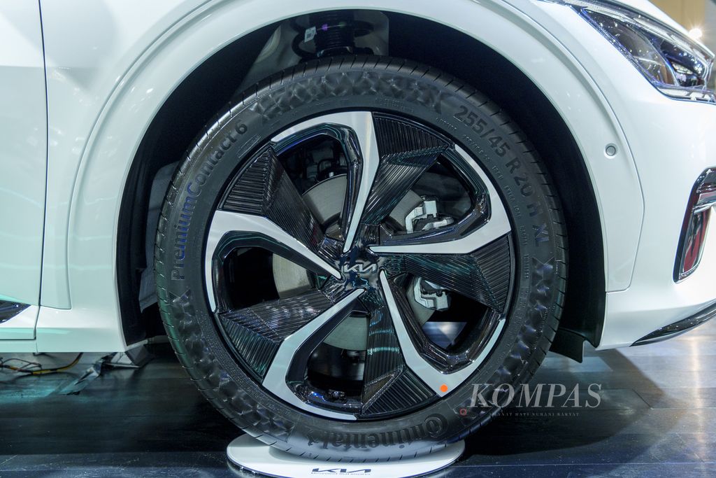 Pelek Kia EV6 GT Line dalam pameran kendara Gaikindo Jakarta Auto Week di JCC Senayan, Jumat (10/03/2023).